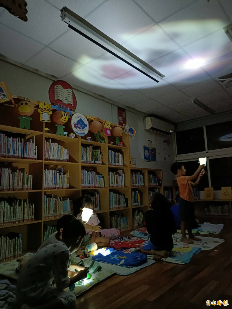 延續去年好口碑，雲林縣土庫鎮立圖書館4月11日再辦夜宿圖書館活動。圖為去年情形。（資料照，記者李文德攝）