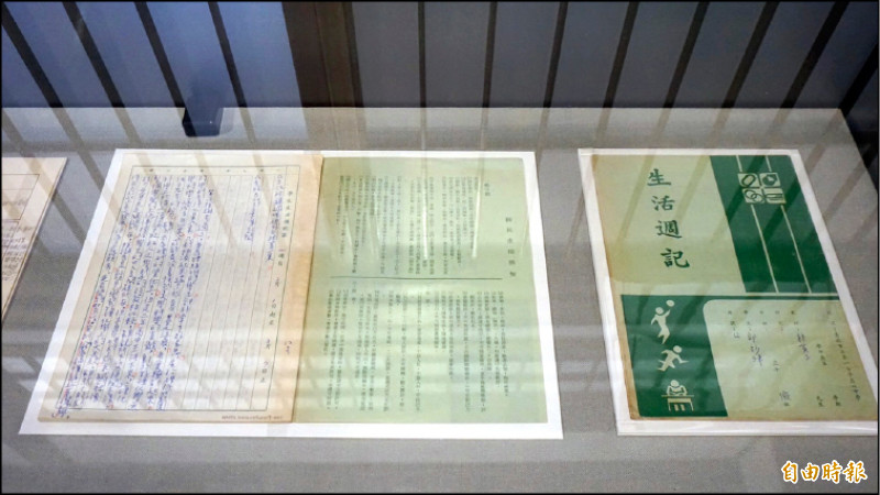 首度展出作家邱妙津就讀北一女中時的《生活週記》等台文館典藏文物。（記者董柏廷攝）