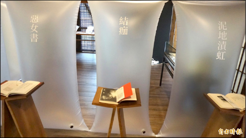 展場中設計「空氣柱」與「空氣包」，象徵文學的曖昧性、壓抑及想要突破的心情。（記者董柏廷攝）