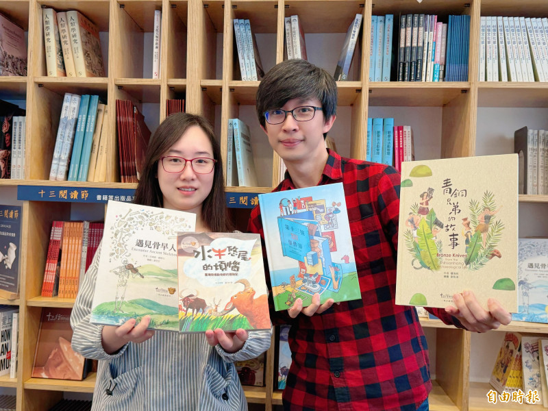 十三行博物館響應世界閱讀日，即日起文化商店超過100冊書籍、影音出版品全面優惠。（記者陳奕劭攝）