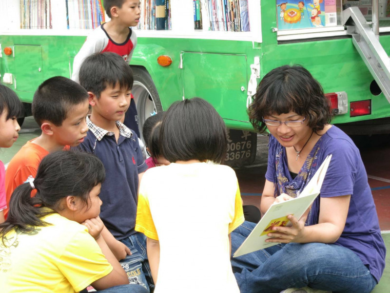 南投新城國小老師劉如純，以「走讀家鄉閱讀心生活」為主題，陪伴孩子走出校園走進家鄉。（南投縣政府提供）