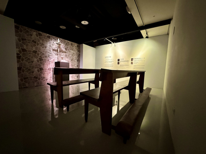 特展展出聖髑、菁寮堂基督光榮君王十字架與教堂內擺設的長椅。（宗博館提供）