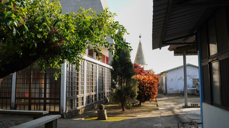 台南後壁菁寮聖十字架天主堂庭院。（宗博館提供）