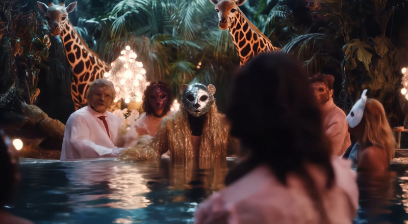 《長頸鹿騎在馬背上的沙拉》AI預告片場景，畫面超現實到讓人錯亂。（擷取自The Dali MuseumYouTube頻道）