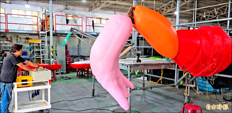 道具工廠裡正好有一隻腳已包覆外型雕塑，另一隻腳可看到讓腳動起來的電動缸裝置。（記者凌美雪攝）