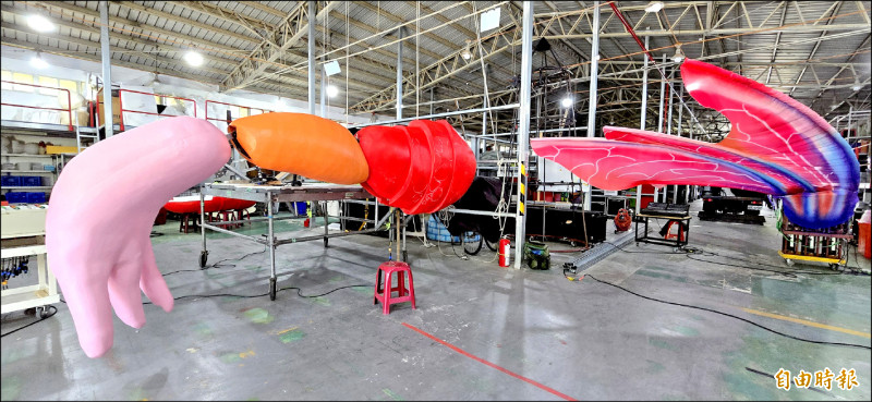 大燈怪的腳與翅膀透過機械裝置活動。（記者凌美雪攝）