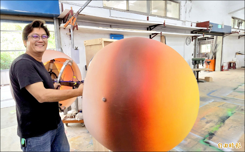 工作人員示範轉動大燈怪的眼球。（記者凌美雪攝）