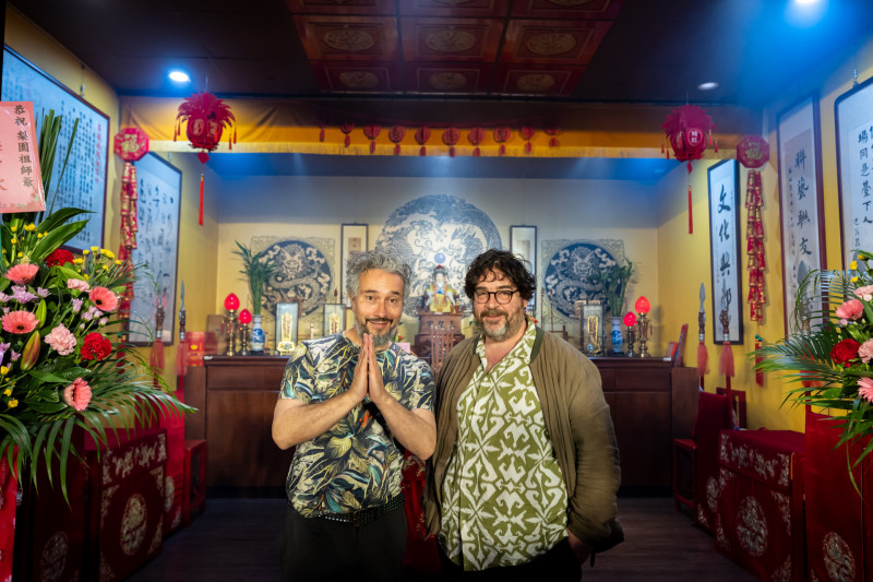 兩位藝術家站於「三聖宮」主神壇前合影留念。（傳藝中心提供）
