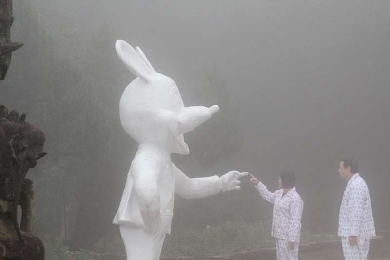 劉星佑讓大病初癒的雙親穿上睡衣，在台灣荒廢的遊樂園與秋茂園裡入鏡，營造夢境般氛圍，映照台灣經濟起飛時，社會對家庭幸福與富足生活的渴望。（劉星佑提供）
