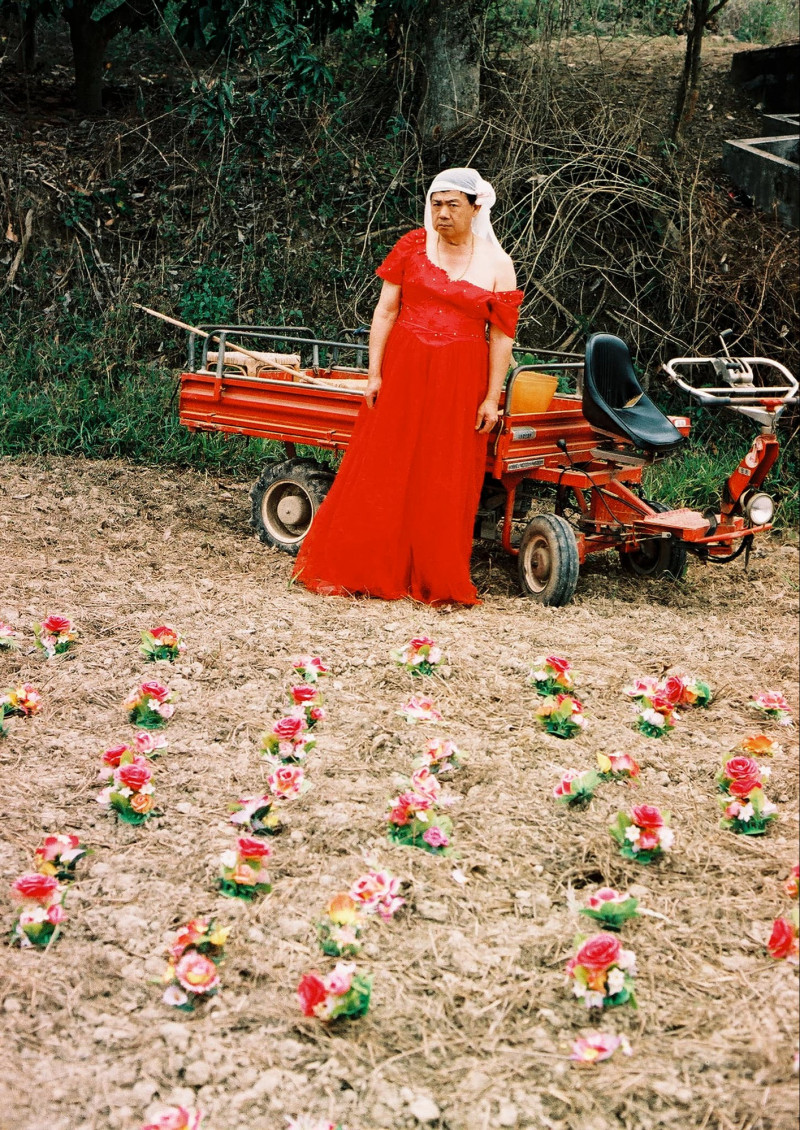 劉星佑攝影作品，「春耕」系列中的父親獨照，為第一次公開展出，過去被藝術家視為「失敗」的「離題」照，在策展團隊的眼中，成為點題，並調整觀看心情與節奏的趣味之作。（劉星佑提供）