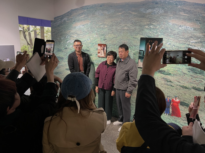 台灣藝術家劉星佑（左起）相攜母親與父親，共赴日本京都參與2025年第十三屆京都國際攝影節。（劉星佑提供）