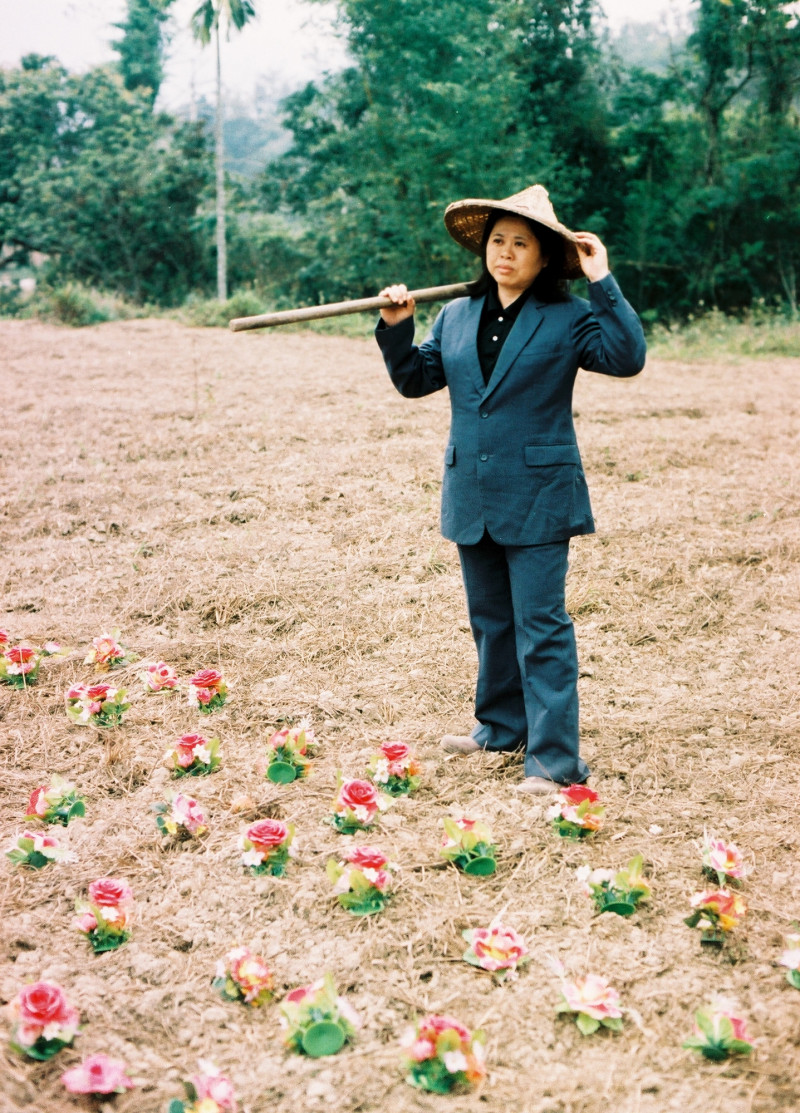 劉星佑「春耕」系列攝影作品中的母親獨照。（劉星佑提供）