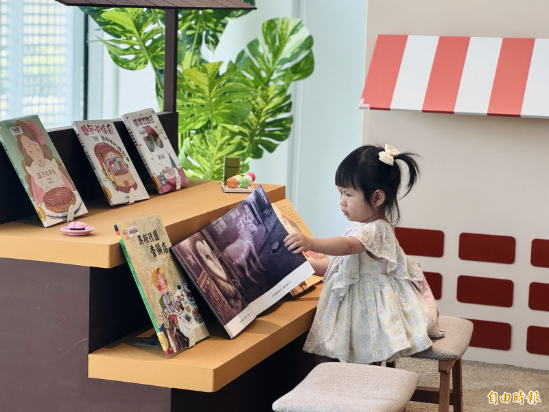 「什麼都有便利商店—買東西主題書展」展出繪本不僅有實用的知識、獵奇的新奇內容，還有些讓人愛不釋手的故事。（記者李容萍攝）