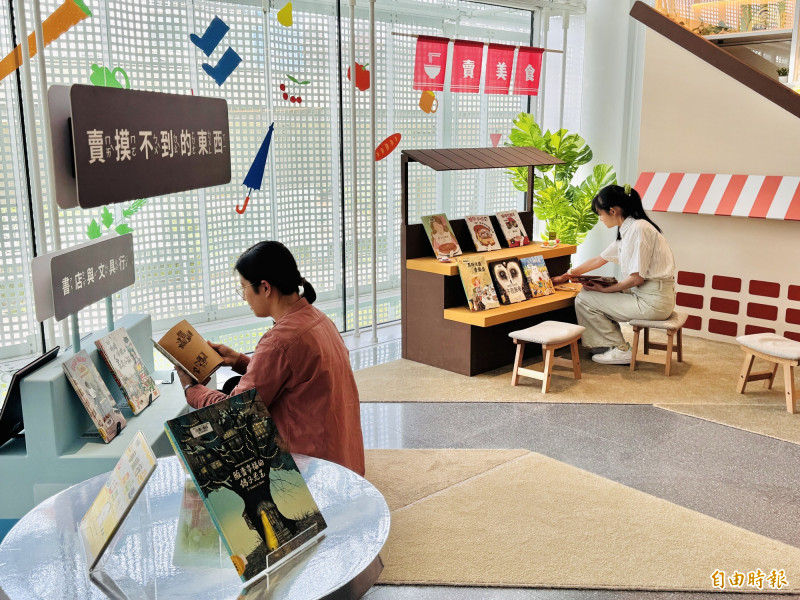桃兒美館「什麼都有便利商店—買東西主題書展」，精選48本與「販售」各種物品有關的繪本。（記者李容萍攝）