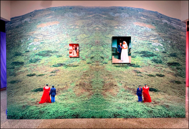 圖中山景為劉星佑作品〈國之北疆〉，於東引島拍攝，山景上一大一小的作品，是2009年第一次嘗試換裝拍攝的〈我的父親母親〉，揭示過往15年的拍攝實踐，從個人與家庭視角出發，向自然景觀與政治疆界的界線做出提問。（劉星佑提供）