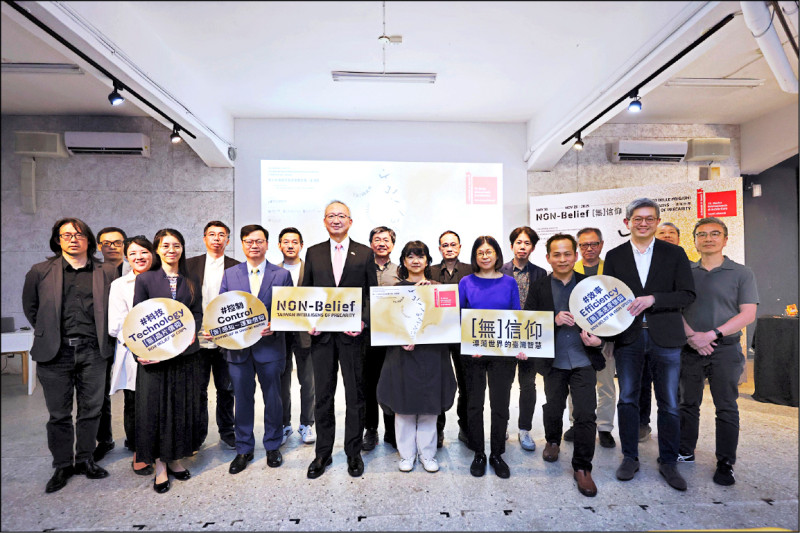 文化部政務次長李靜慧（前排右5）、外交部政務次長吳志中（右6）、成功大學助理副校長吳秉聲（右2）、策展人薛丞倫（右3）與策展團隊「國立成功大學」、參展團隊代表等合影。（國美館提供）