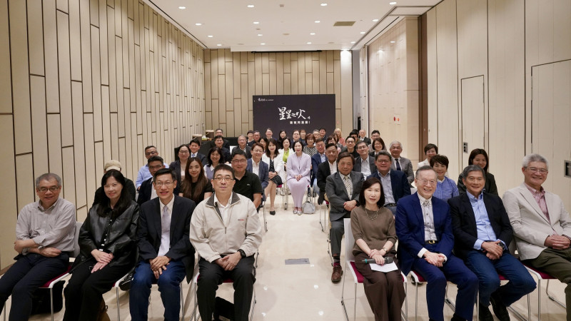 首映會現場合影，包括多位媒體與文化界代表，共同關注新聞網路平台時代，媒體公信力的議題。（蕭同茲先生文化基金會提供）