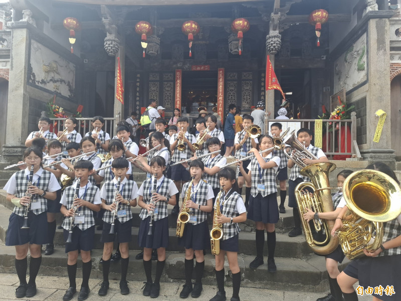 台中大明國小管弦樂團，快閃至澎湖開台天后宮演出。（記者劉禹慶攝）