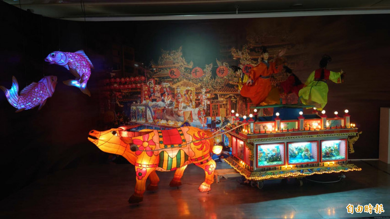 藝師吳震星藝閣作品《北港朝天宮媽祖遊境》、《魚躍龍門》。（記者洪瑞琴攝）