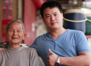 新美街泉興疊店創始人李金水（左）與第3代李宗勳合影。（李宗勳提供）