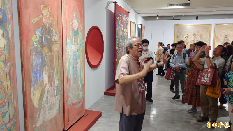 台南生活美學館「南台灣工藝大展」昨日開幕，策展人蕭瓊瑞現場導覽。（記者洪瑞琴攝）