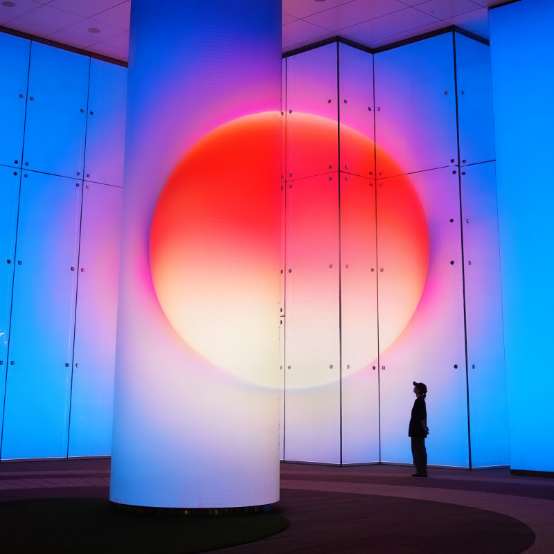 〈陽顏 SUN HUE〉打破光影與建築的界線，營造宛如永晝的都市景觀。（Taipei Lumitree提供）