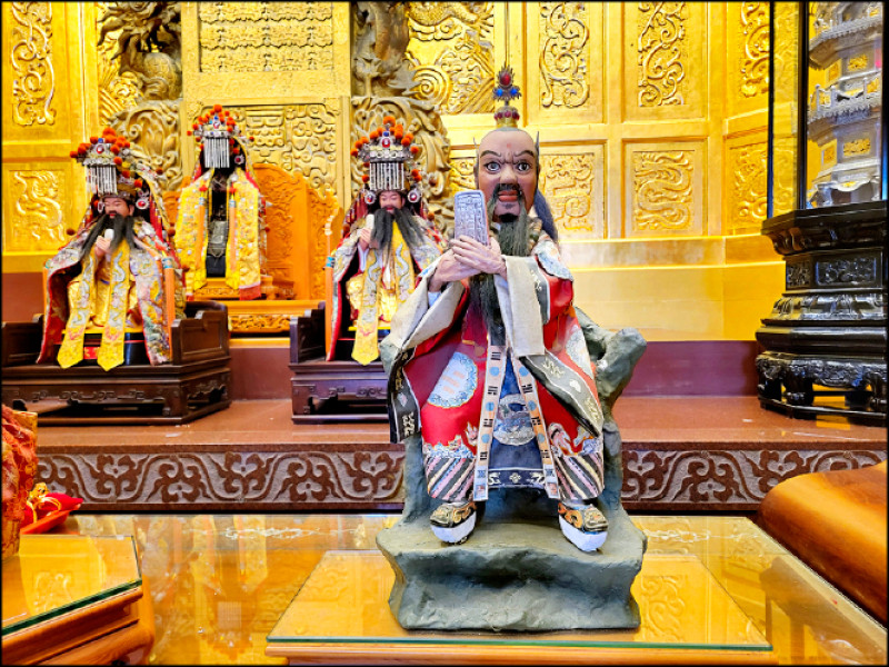 金國銓的糊紙作品〈天師〉。（李慧庭攝）