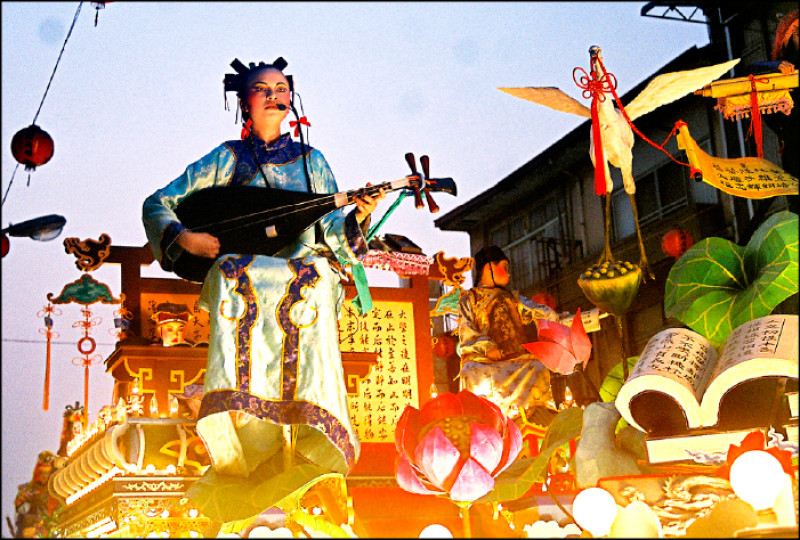 《聚奎育才》藝旦即席彈唱。