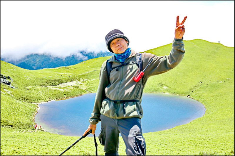 退休後的金國銓熱中登山，攀登三叉山嘉明湖留影。