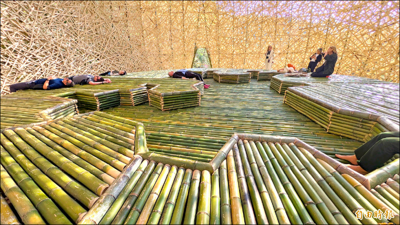 台灣藝術家王文志竹編作品「擁抱小豆島」，內部立體的深凹地板，以竹編刻繪小豆島的地圖，民眾可體在竹床上仰望天空。（記者林翠儀攝）