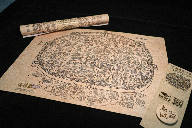 張鎧臣將作品《如果我是知縣》製成A3大海報，及府城兩讀胸針等8項文創品。（張鎧臣提供）