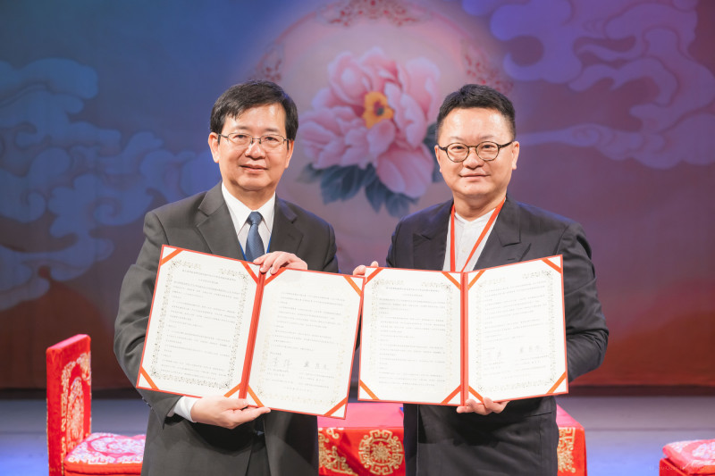 國立台灣戲曲學院校長李揚（左）與高雄市中華藝校代理校長盧昰余（右）簽署共同培育人才合作備忘錄。（台灣戲曲學院提供）