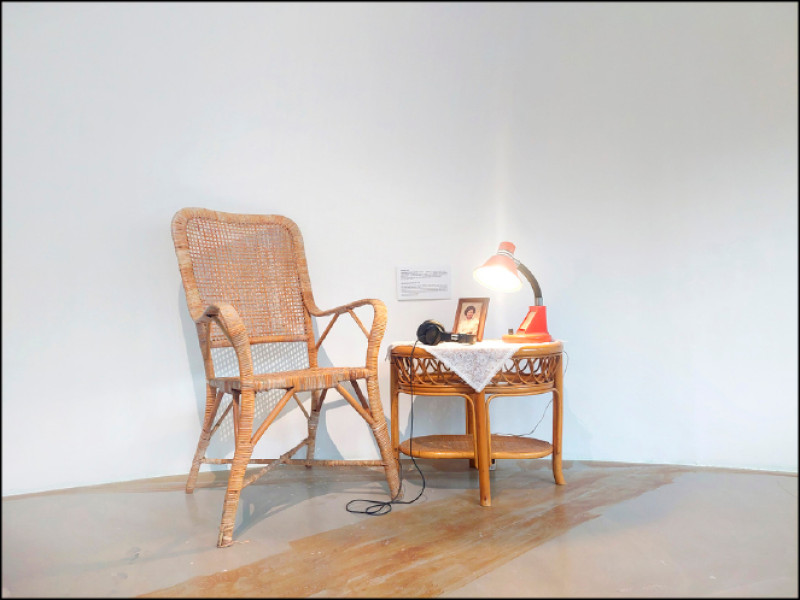 展場一隅，小桌上擺放著謝淑錦的照片，及其女兒葛蓁沂的受訪音檔。