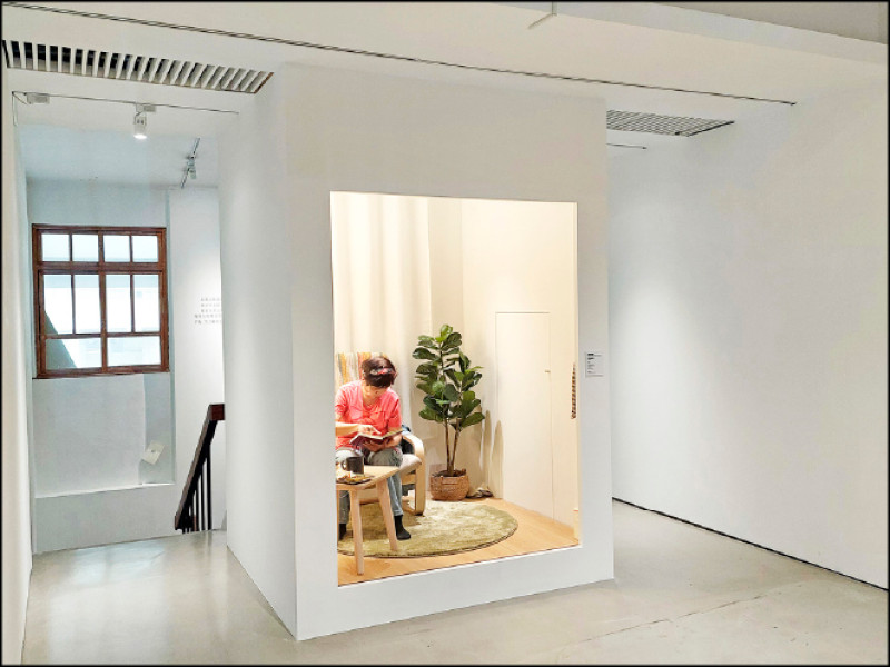 《母親凝視過你》中身處2樓展間的演出者。