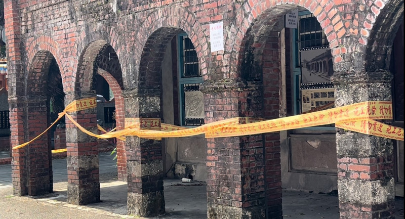 「陳春記商號」具百年歷史，是頭城老街具指標性建築，因木樑已朽恐成危樓，近期拉起封鎖線不讓遊客進出。（民眾提供）