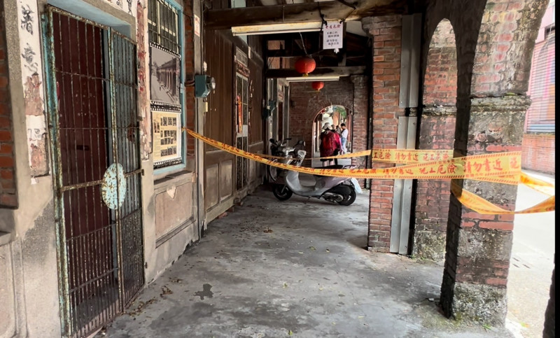 「陳春記商號」具百年歷史，是頭城老街具指標性建築，因木樑已朽恐成危樓，近期拉起封鎖線不讓遊客進出。（民眾提供）