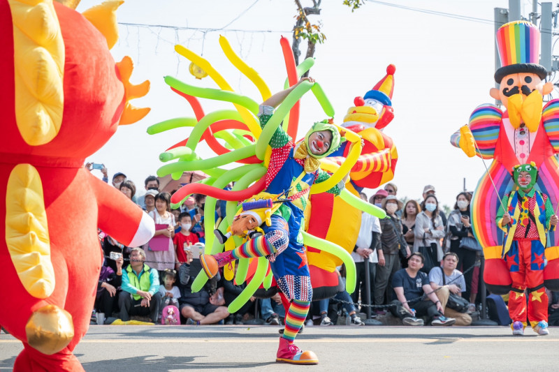 歡樂小丑遊行等「街藝表演」4月26、4月27日於陶博館與大家同樂。（鶯歌陶博館提供）