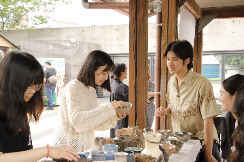 新北市立鶯歌陶瓷博物館4月26、4月27日舉行「春日拾音」，集結20位人氣質感風格推出「文創生活市集」。（鶯歌陶博館提供）