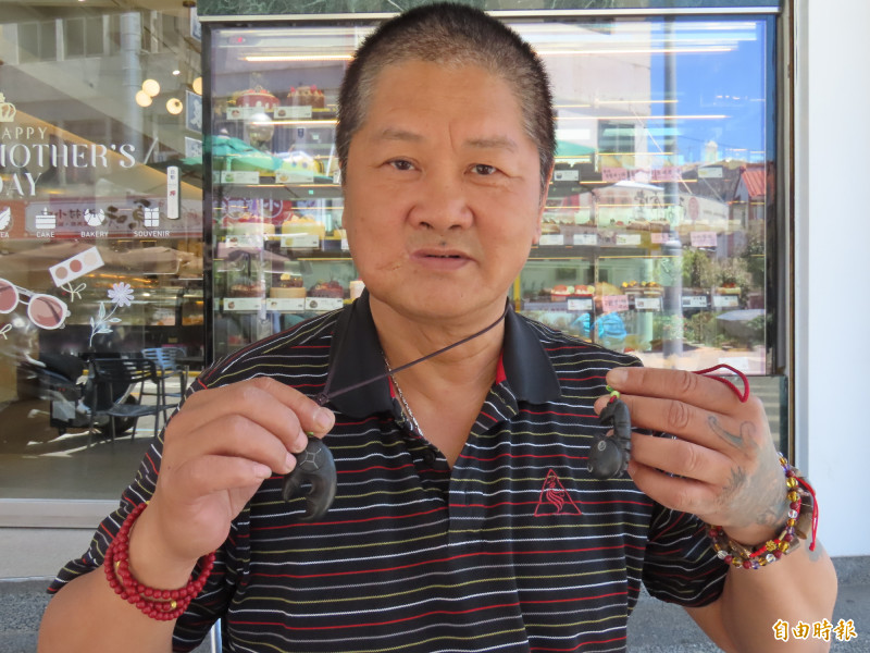 澎湖石友會理事長蔡志福，選擇直接面對消費者，搶攻花火市場。（記者劉禹慶攝）