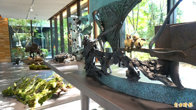 李光裕的銅雕裝置〈雙趣〉（右）與廖浩哲的永生處理苔癬〈自然〉（左下）雙作交錯並置，映照當代人造自然的迷戀與缺憾。（記者董柏廷攝）