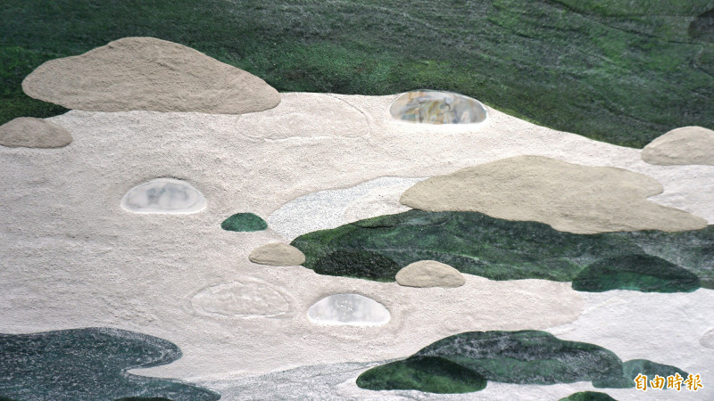 張庭溦〈我們所棲居的自然〉（局部）以水泥、黃土、貝殼等構築出若隱若現的山水畫面，模糊自然與人工的邊界。人造．自然（記者董柏廷攝）