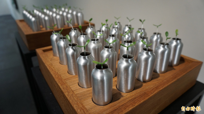 陳漢聲〈共生苗〉以磁力裝置，控制金屬芽體搖擺，發出微妙敲擊聲響，勾勒農田與工廠混生的聲景日常。（記者董柏廷攝）