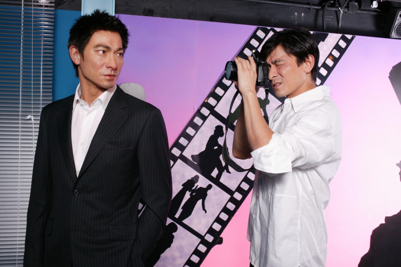 在杜莎夫人蠟像館與劉德華零距離合照，滿足父母打卡明星夢。（港旅局提供）