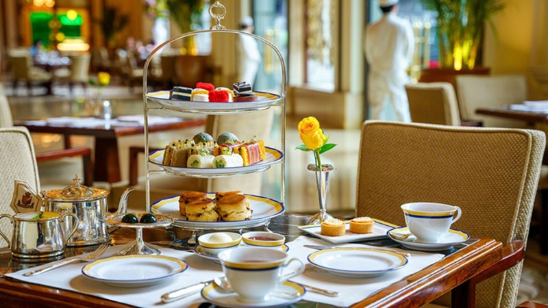 帶爸媽享用半島酒店經典下午茶，體驗港式輕奢生活。（半島酒店提供）