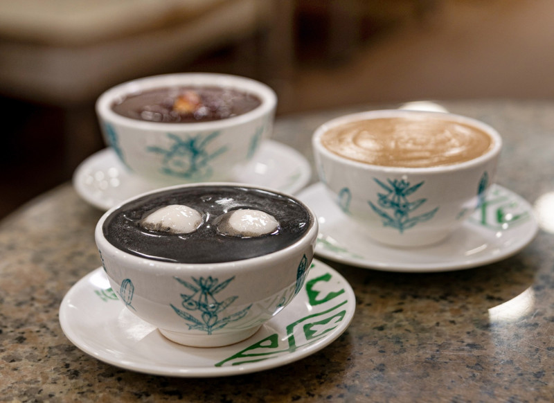 一碗熱騰騰的港式糖水，黑芝麻糊、紅豆沙、杏仁茶，打造暖心又養生的甜蜜孝親之旅。（港旅局提供）