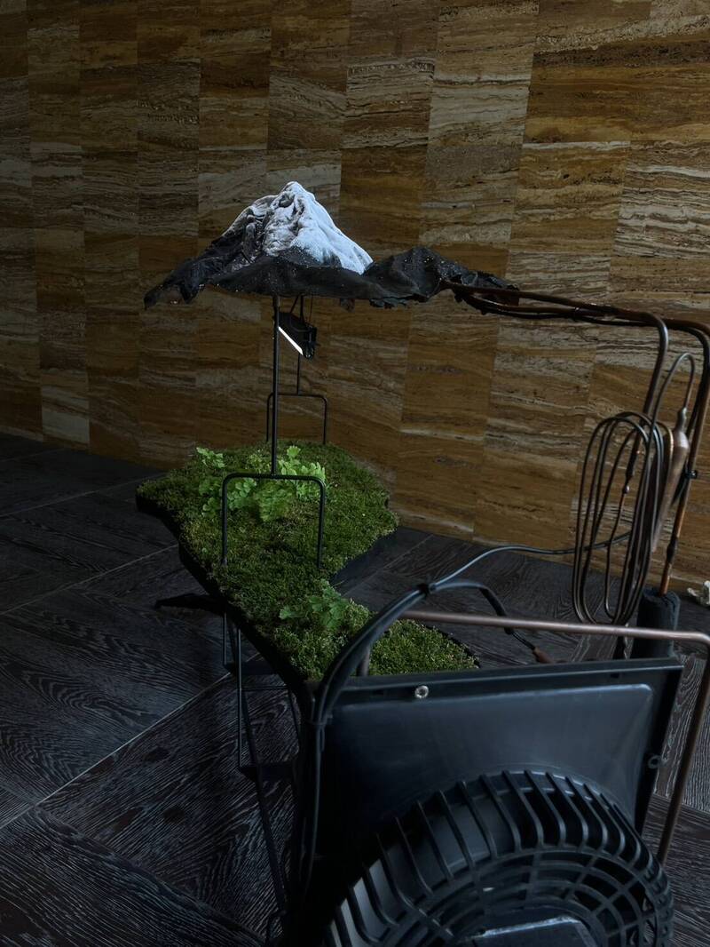 陳肇驊〈島〉打造一座擬態山體，透過冷排與熱排裝置製造水的凝結與流動。（陳肇驊提供）