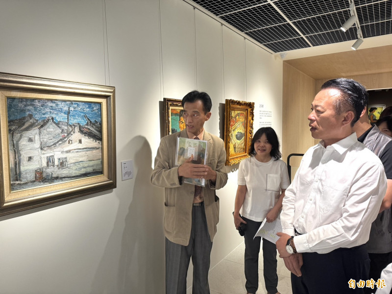 嘉義縣長翁章梁（右）觀賞林國治層次分明的作品。（記者蔡宗勳攝）