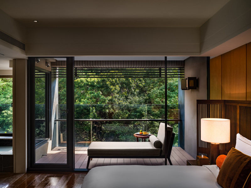 北投麗禧每間客房均附有觀景陽台，在房內即可欣賞山林美景。（北投麗禧溫泉酒店提供）