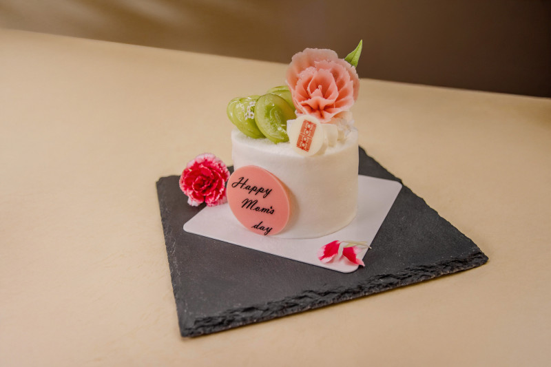 母親節活動期間至雍翠或歐陸餐廳用餐，每桌贈送「芋泥桂花布丁蛋糕」。（北投麗禧溫泉酒店提供）