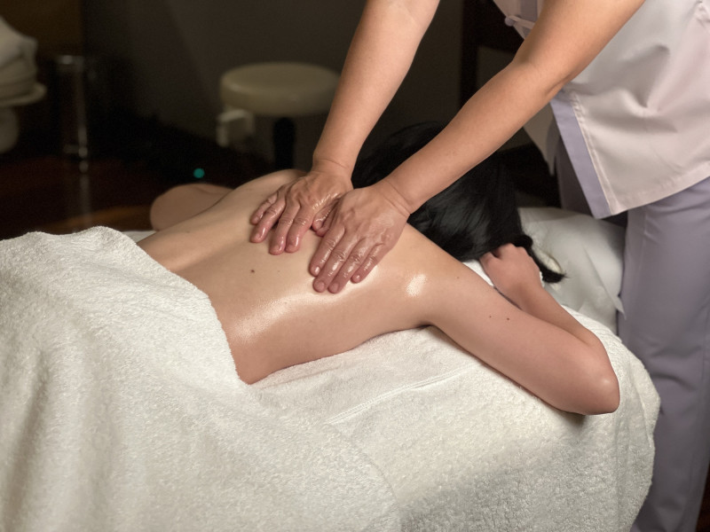 北投麗禧「儷漾SPA」透過專業芳療師手技，舒緩緊繃肌肉與深層疲勞。（北投麗禧